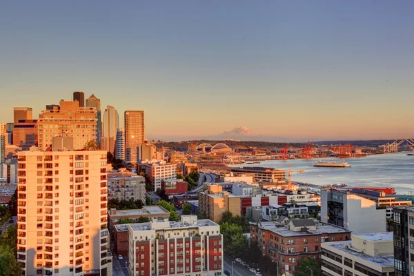 Scenic view of mountain Rainer during sunset. Downtown and port — Stock Photo, Image