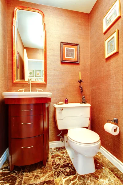 Helder oranje badkamer in luxe woning — Stockfoto