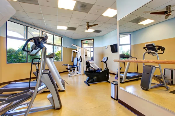 Luminosa sala de gimnasio en edificio residencial — Foto de Stock