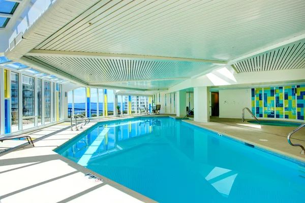 Zwembad met jacuzi in residentieel gebouw — Stockfoto