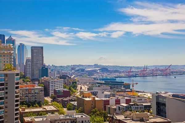 Vista panoramica del centro di Seattle e montagna Rainer incombente o — Foto Stock