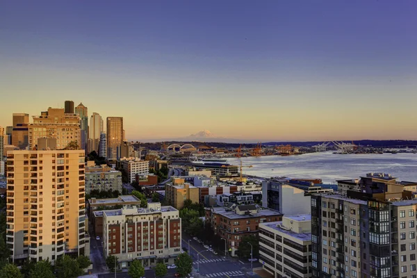 Scenic view of mountain Rainer during sunset. Downtown and port — Stock Photo, Image