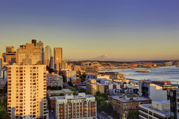 Scenic view of mountain Rainer during sunset. Downtown and port — Stock Photo, Image