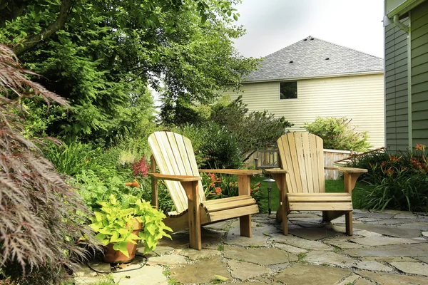 Zona de descanso exterior. Patio trasero con sillas de madera —  Fotos de Stock