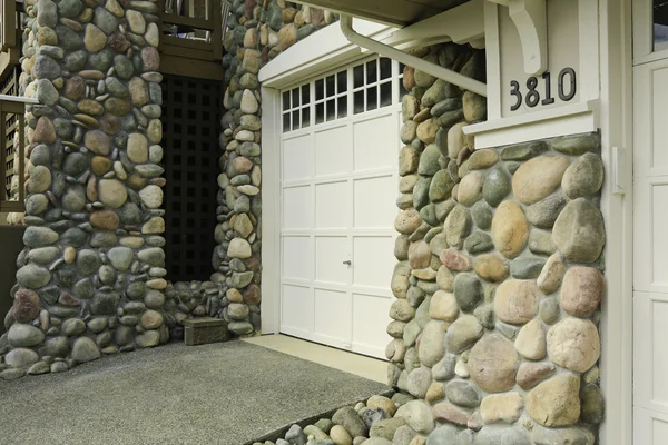 Fronte casa rifinito con finiture in pietra — Foto Stock