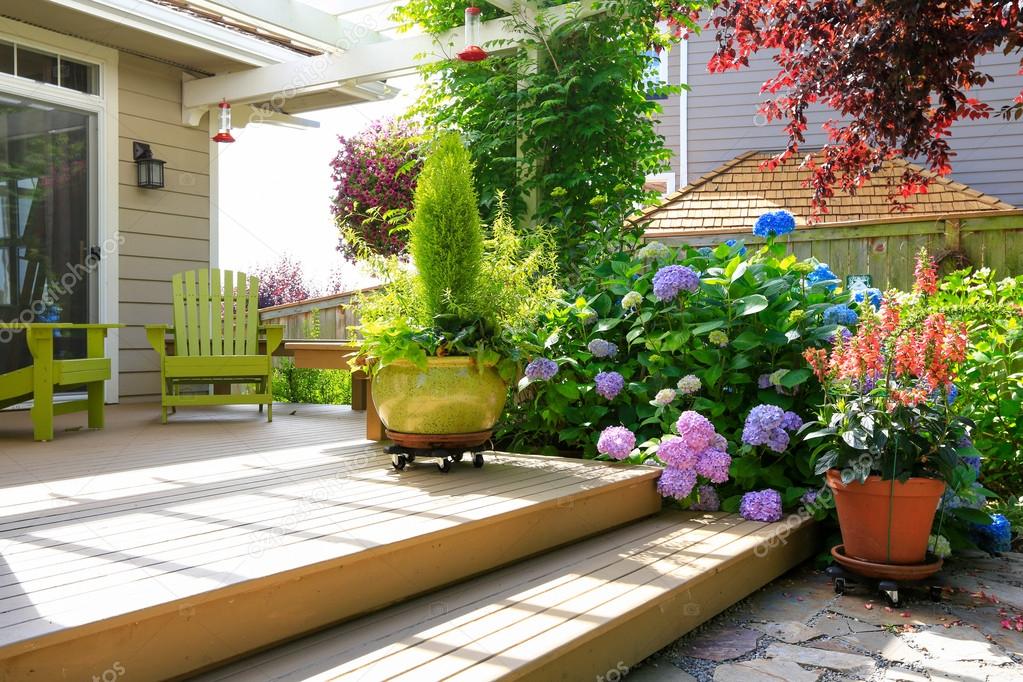 Cubierta con hermosas flores en macetas — Foto de stock © iriana88w