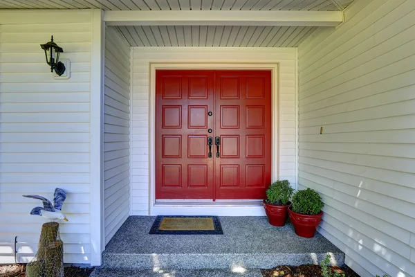 Portico d'ingresso con porta rossa — Foto Stock