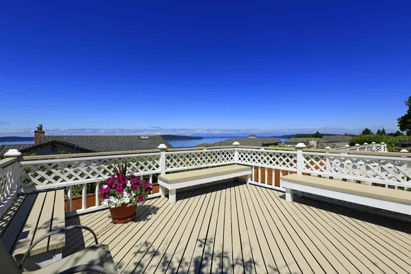 Schönes Deck mit malerischem Blick auf die Bucht — Stockfoto