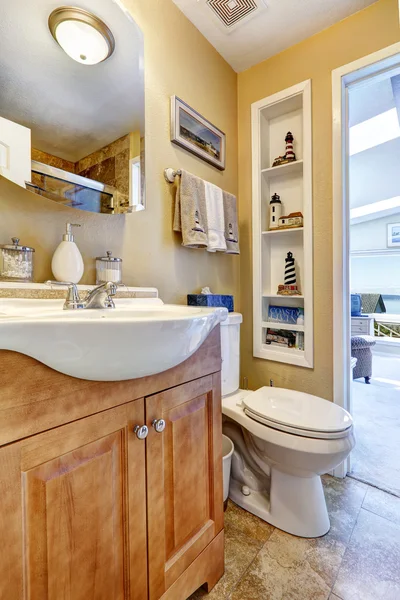 Meuble lavabo salle de bain avec miroir — Photo