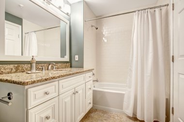 Beyaz banyo vanity kabine granit ile üst ve beyaz beyaz b