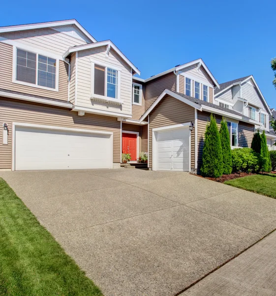 Casa grande exterior com garagem e garagem — Fotografia de Stock