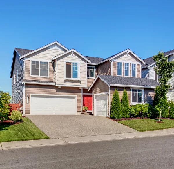 Gran casa exterior con garaje y entrada — Foto de Stock