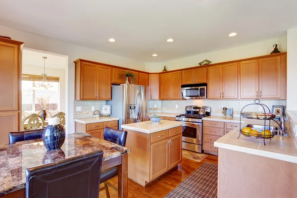 Sala de cozinha com mesa de jantar superior de granito — Fotografia de Stock