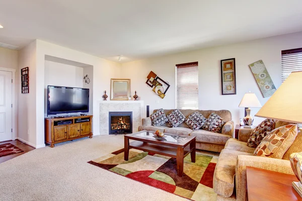 Salón blanco con chimenea y alfombra de colores —  Fotos de Stock