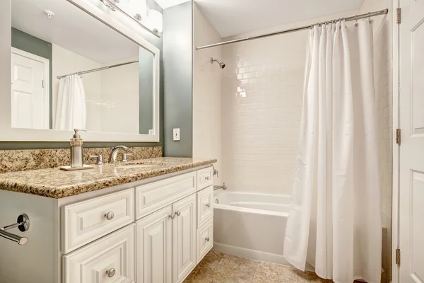 Witte badkamer ijdelheid kabinet met graniet boven- en de witte witte b — Stockfoto