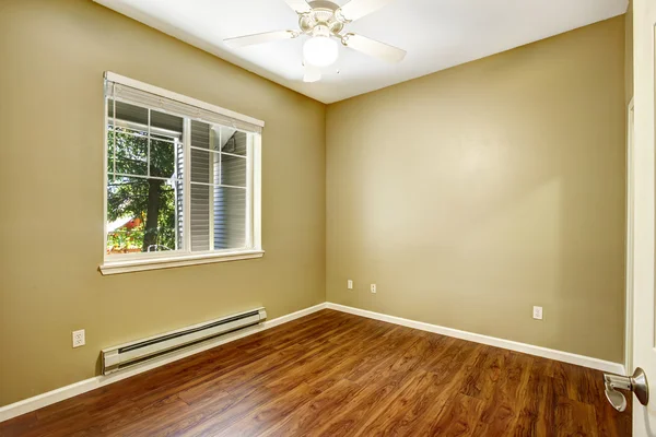 Lege ruimte met nieuwe hardhouten vloer — Stockfoto