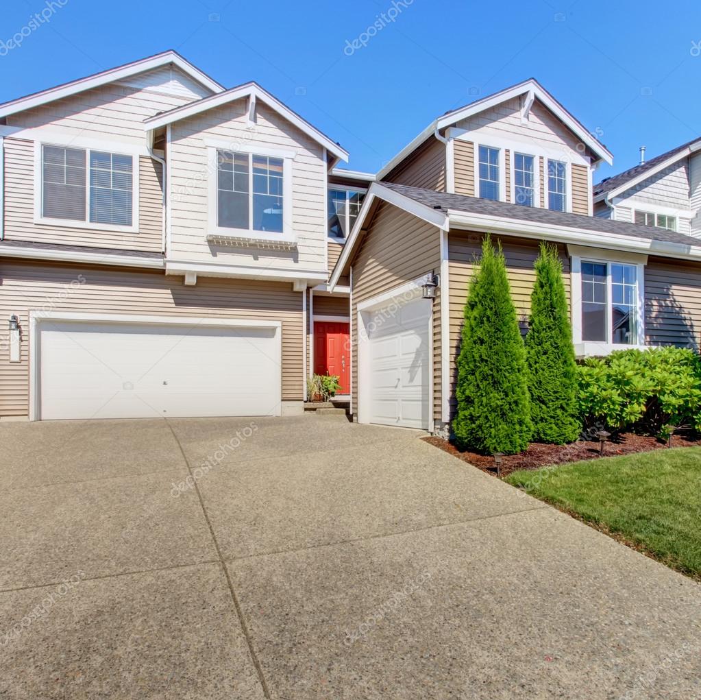 Großes Haus außen mit Garage und Einfahrt — Stockfoto © iriana88w #52739613
