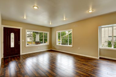 leeg huis interieur. ruime woonkamer met nieuwe hardhout flo