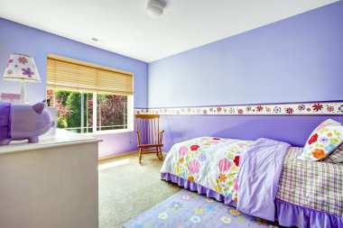 mor renkli renkli yatak takımları ile neşeli parlak yatak