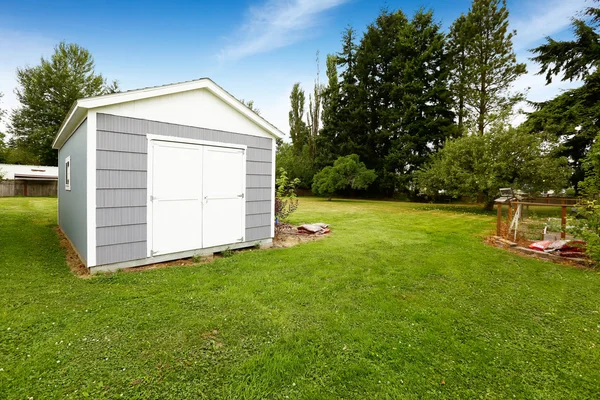 Small grey shed with white trim. Countryside real estate — Stock Photo, Image