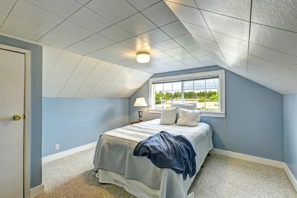 Světle modrá ložnice. Interiér domu venkov — Stock fotografie