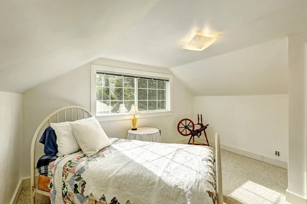 Dormitorio en antigua casa de campo con cama antigua — Foto de Stock