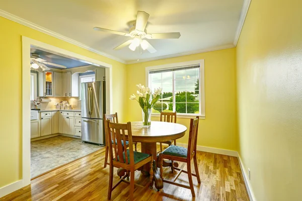 Bright yellow dining room — 图库照片