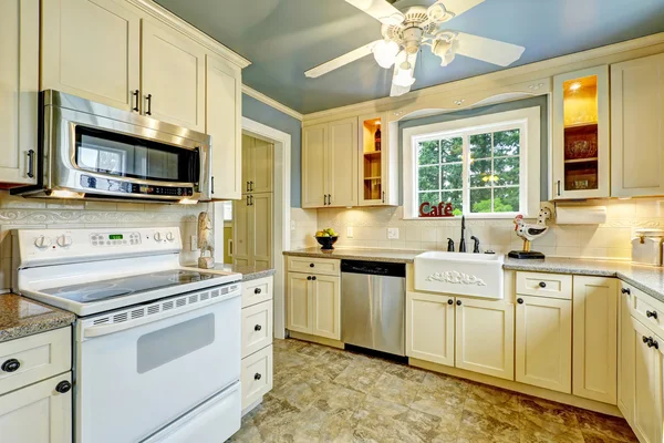 Keuken kamer interieur in platteland huis — Stockfoto