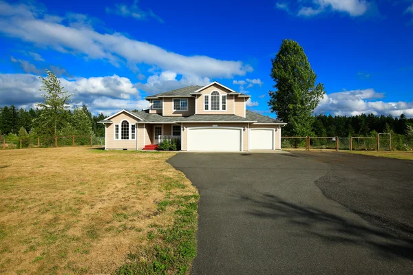 Casa exterior com garagem de dois carros e garagem — Fotografia de Stock