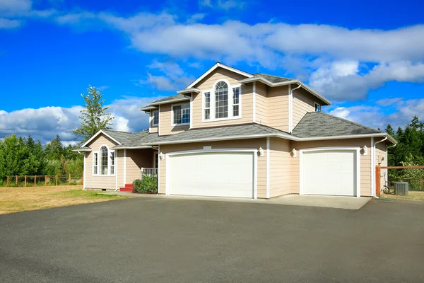House exterior with two car garage and driveway — Stock Photo, Image