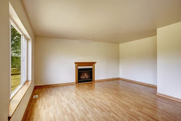 Interior de la casa vacía. Amplio salón con nuevo flo de madera dura