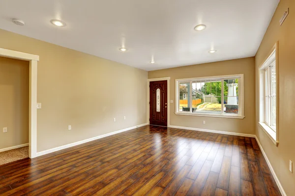 Interior de la casa vacía. Amplio salón con nuevo flo de madera dura —  Fotos de Stock