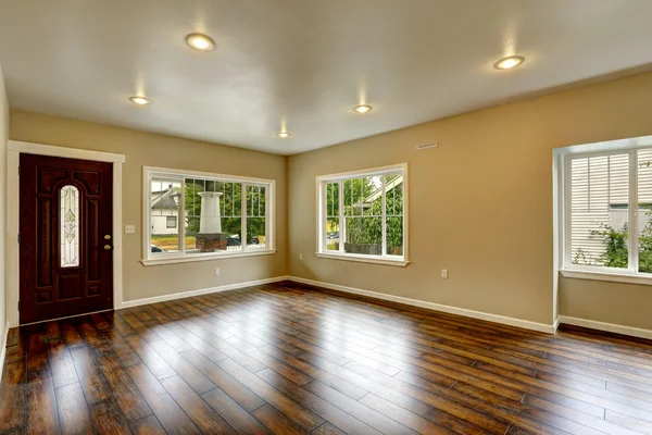 Interior de la casa vacía. Amplio salón con nuevo flo de madera dura —  Fotos de Stock