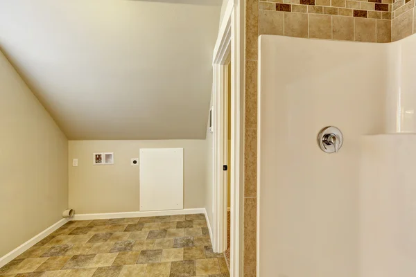 Badezimmer mit gewölbter Decke. Leere Ecke — Stockfoto