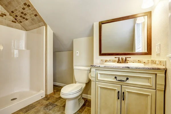 Łazienka ze sklepionym sufitem. w łazience szafka i lustro — Zdjęcie stockowe