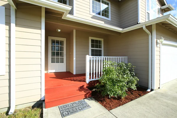 Ingang veranda met balustrades. — Stockfoto