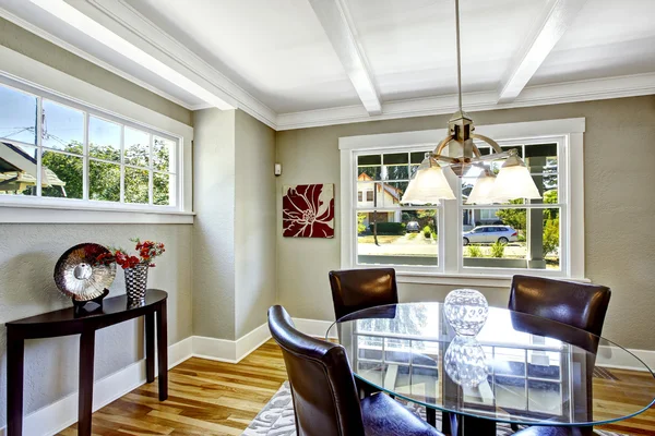 Het dineren reeks. glas ronde boven tafel met lederen stoelen — Stockfoto