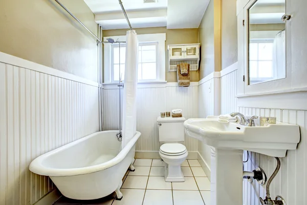 Griffe pied baignoire dans salle de bain blanche — Photo