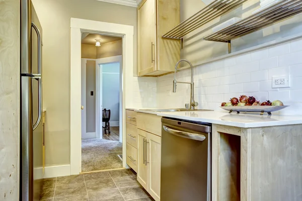 Kitchen cabinets with tile back splash trim — Stock Photo, Image