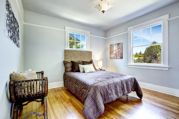 Güzel yatak ile mükemmel uyum ile karınca yüksek karyola — Stok fotoğraf