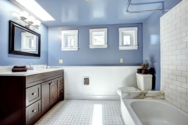 Hermoso baño de lavanda con tapicería de pared blanca —  Fotos de Stock