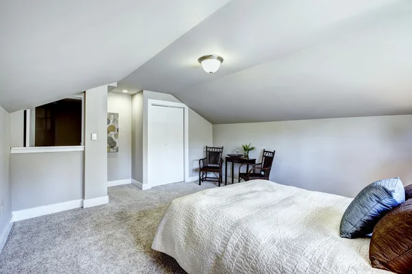 Wnętrze sypialni ze sklepionym sufitem i wypoczynkową — Zdjęcie stockowe