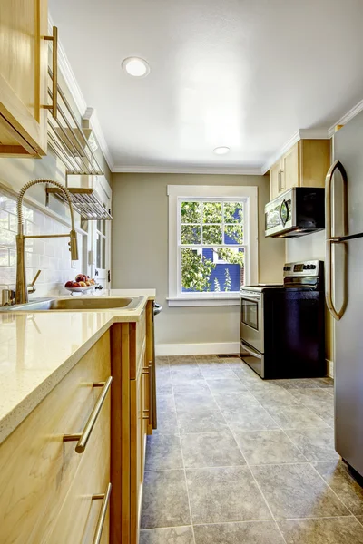 Sala de cozinha com fogão preto — Fotografia de Stock