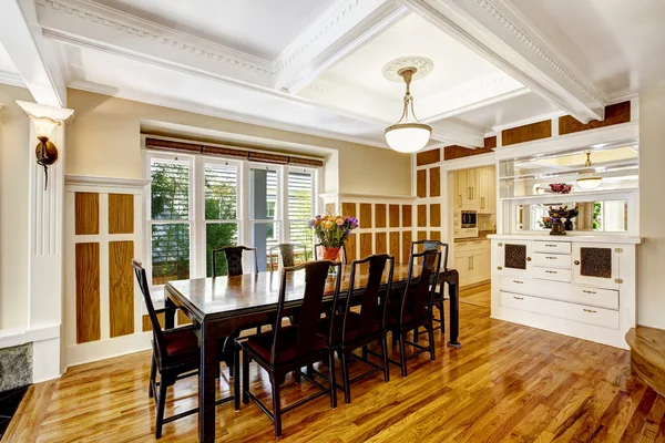 Interior de sala de jantar expressivo. Casa de luxo com guarnição de madeira — Fotografia de Stock