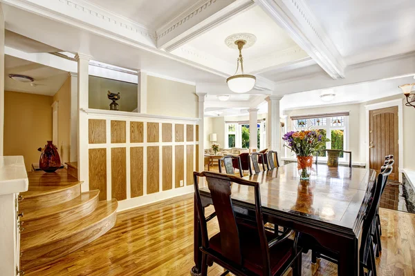 Interior ruang makan yang mengesankan. Rumah mewah dengan kayu trim — Stok Foto