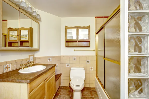 Interior kamar mandi dengan warna krem dan gading lembut — Stok Foto