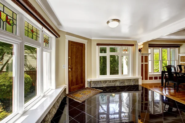 Foyer with black shiny tile floor and stone trim under the windo — Stock Photo, Image