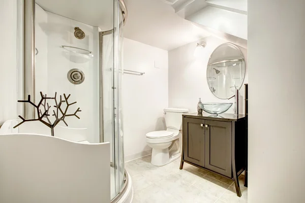Beautiful bathroom with glass door shower — Stock Photo, Image