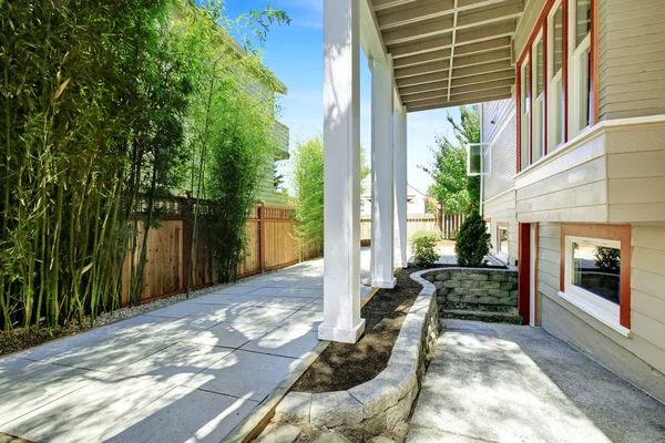 Entrance to mother-in-law apartment. — Stock Photo, Image