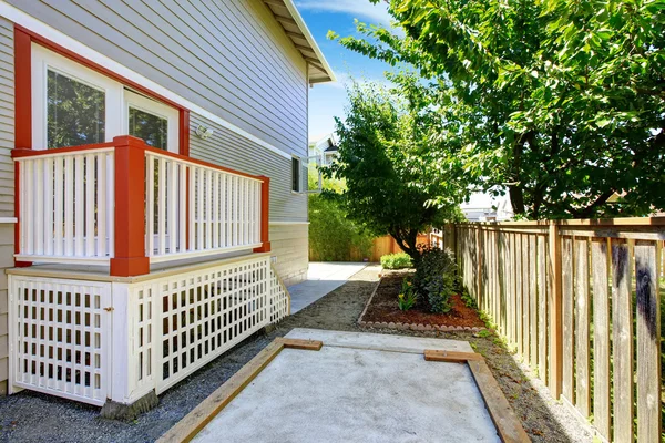Kleines Deck mit weißem Geländer und orangefarbener Verkleidung — Stockfoto